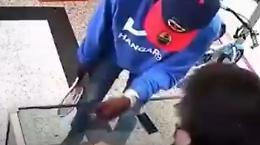 Minaccia il negoziante con una racchetta per zanzare