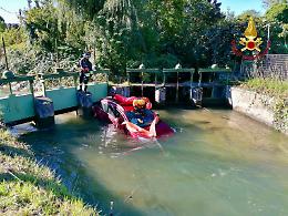 Robassomero, auto nel canale dopo uno scontro: intervengono i vigili del fuoco [FOTO e VIDEO]