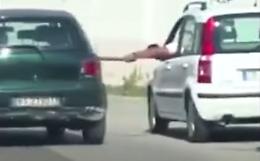 Attenzione, la truffa dello specchietto avviene in diretta