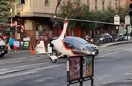 Vanno in giro per la città a bordo di alcuni curiosi velivoli