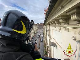 Torino, perdita d'acqua nel palazzo che ospita gli uffici dell'Università: intervengono i vigili del fuoco [LE FOTO]