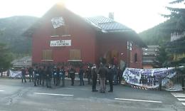 Via gli anarchici dopo 4 giorni: avevano accolto 100 migranti [FOTO]