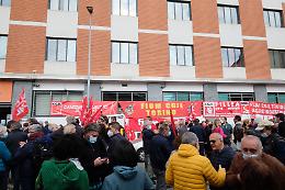 Torino, presidio davanti alla sede Cgil di via Pedrotti [LE FOTO]