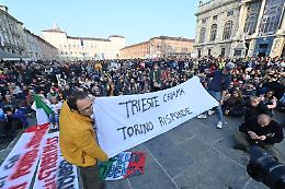 "Trieste chiama, Torino risponde": 5mila 'No Green Pass' in piazza Vittorio [LE FOTO]