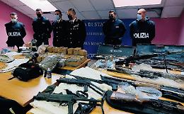 Nell’arsenale dei boss kalashnikov e granate per fare un attentato [FOTO]