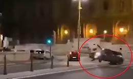 Prende la curva in modo sbagliato e...va a schiantarsi contro i paletti