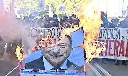 Draghi a fuoco e uova contro la polizia [FOTO e VIDEO]