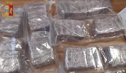 Getta il borsone pieno di droga dal finestrino dell'auto: 42enne in manette [LE FOTO]