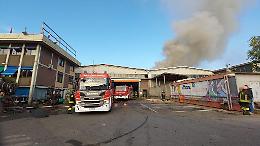 Capannone in fiamme: il fumo e la puzza di plastica bruciata invadono Torino [FOTO e VIDEO]