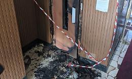 Torino, incendio in via Carrera: ascensore in fiamme, palazzo evacuato [LA FOTO]