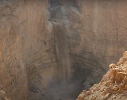 L'inondazione improvvisa "tappa" la cavità del canyon