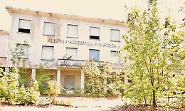 L’orfanotrofio dell’Arma abbandonato tra i rovi ai piedi della collina
