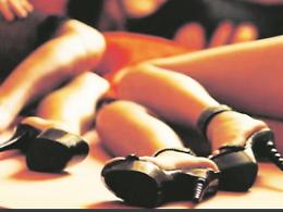 Fa innamorare madre e figlia per poi venderle nelle orge