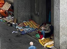 Il “salotto” della città trasformato in latrina da disperati e clochard [FOTO e VIDEO]