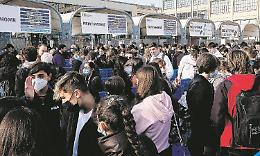 Salone del Libro, il terzo giorno è tutto esaurito: lunghe code agli ingressi