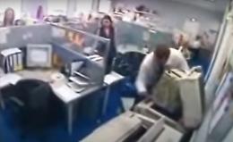 La stampante non funziona e lui perde la pazienza