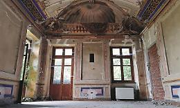 La villa fantasma devastata dai vandali tra stanze vuote e occupazioni abusive