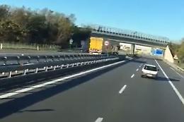 Tir contromano a 90 all'ora sulla Torino-Savona: dramma sfiorato in mattinata [VIDEO]