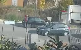 Dimenticano di azionare il freno a mano, rimediano in extremis