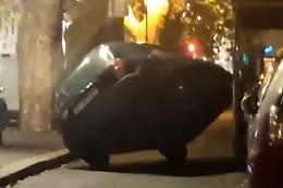 L'incidente è sconvolgente: l'auto rimane sospesa contro il gazebo
