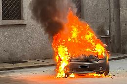 Mini Cooper in fiamme in piazza Cln, intervengono i vigili del fuoco [FOTO e VIDEO]
