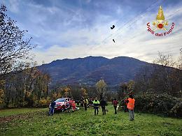 Pinasca, appesa col parapendio ai fili dell'alta tensione: salvata dai vigili del fuoco