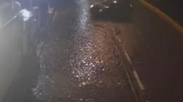 Incidente in diretta: l'auto sbanda e centra in pieno la pompa di benzina