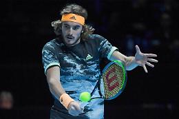 Atp Finals, si ritira anche Tsitsipas. Super Djokovic: Rublev spazzato via