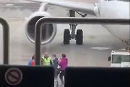 Mamma ho perso l'aereo...e lo inseguono sulla pista