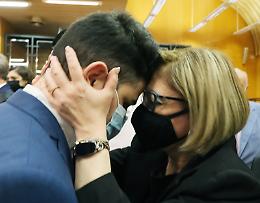 Uccise il padre, assolto: non è reato. «Ha salvato la sua vita e la mamma» [FOTO E VIDEO]
