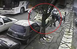 Auto parcheggiata male? Loro la sollevano e la sistemano sul lato opposto della carreggiata