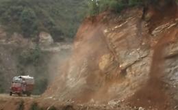 La montagna frana e il furgoncino scompare in una nuvola di pietra e polvere