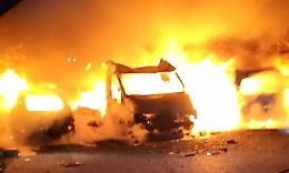 Fuoristrada in fiamme: l'incendio si propaga ai garage. Dodici evacuati