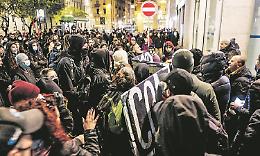 Tra anarchici e no green pass: città paralizzata da due cortei [LE FOTO]
