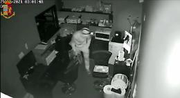 Torino, ladri in azione in una sala slot: il titolare vede tutto dallo smartphone e chiama la polizia [VIDEO]