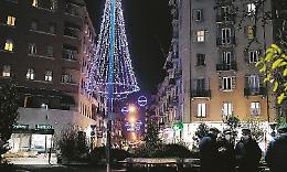 Le vie già pronte per il Natale tra luminarie e alberi a festa