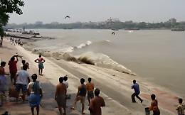 Onda anomala del Gange "spazza" il lungofiume