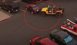 Gli soffia il posto auto nel parcheggio e lui lo "libera" così