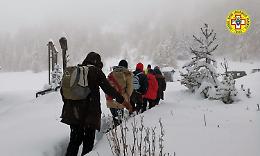 Migranti bloccati dalla neve sulle montagne del Torinese: i soccorsi [LE FOTO]