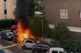 Allarme nel vialetto, c'è un'autovettura che va a fuoco