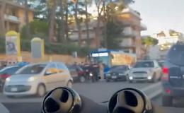 L'autobus è bloccato: c'è un uomo davanti che gli impedisce di proseguire