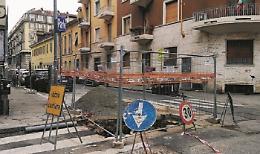 Un “cantiere infinito” in via Belfiore: «Operai spariti, non c’è parcheggio»