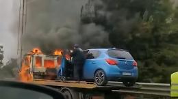 Chiamano il carro attrezzi, ma il mezzo prende fuoco