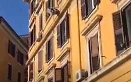 Condizionatore in bilico, intervengono i vigili del fuoco