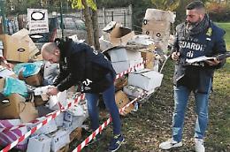 Bisturi, benzina e infiammabili nella maxi discarica abusiva