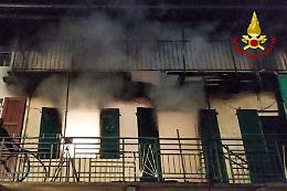 Abitazione in fiamme a Campiglione Fenile, due feriti soccorsi dai vigili del fuoco [FOTO]