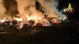 Caselette, in fiamme un deposito di rotoballe: intervengono i vigili del fuoco [FOTO]
