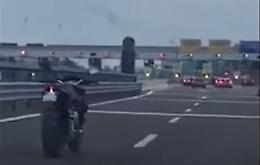 Assurdo, in autostrada c'è una moto che viaggia da sola