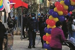 Shopping con la mascherina: è obbligatoria in 12 comuni