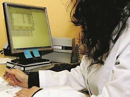 Vuole fare il tampone Covid, ma per l’Asl è morta dal 2011